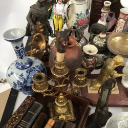 Een groot lot bestaande uit vintage reproducties van o.a. tennissende dames, beeldwerk, vazen, een bureau-ornament, glas en tafelnummers.