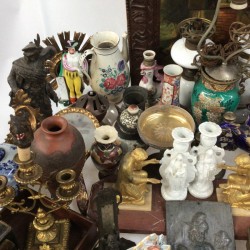 Een groot lot bestaande uit vintage reproducties van o.a. tennissende dames, beeldwerk, vazen, een bureau-ornament, glas en tafelnummers.
