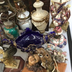 Een groot lot bestaande uit vintage reproducties van o.a. tennissende dames, beeldwerk, vazen, een bureau-ornament, glas en tafelnummers.