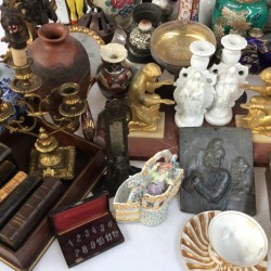 Een groot lot bestaande uit vintage reproducties van o.a. tennissende dames, beeldwerk, vazen, een bureau-ornament, glas en tafelnummers.