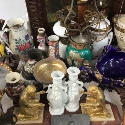 Een groot lot bestaande uit vintage reproducties van o.a. tennissende dames, beeldwerk, vazen, een bureau-ornament, glas en tafelnummers.