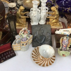 Een groot lot bestaande uit vintage reproducties van o.a. tennissende dames, beeldwerk, vazen, een bureau-ornament, glas en tafelnummers.