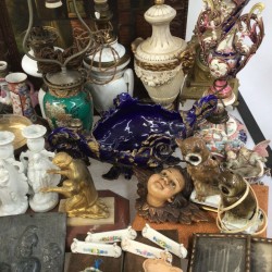 Een groot lot bestaande uit vintage reproducties van o.a. tennissende dames, beeldwerk, vazen, een bureau-ornament, glas en tafelnummers.