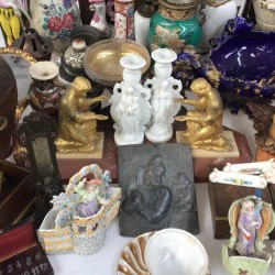 Een groot lot bestaande uit vintage reproducties van o.a. tennissende dames, beeldwerk, vazen, een bureau-ornament, glas en tafelnummers.