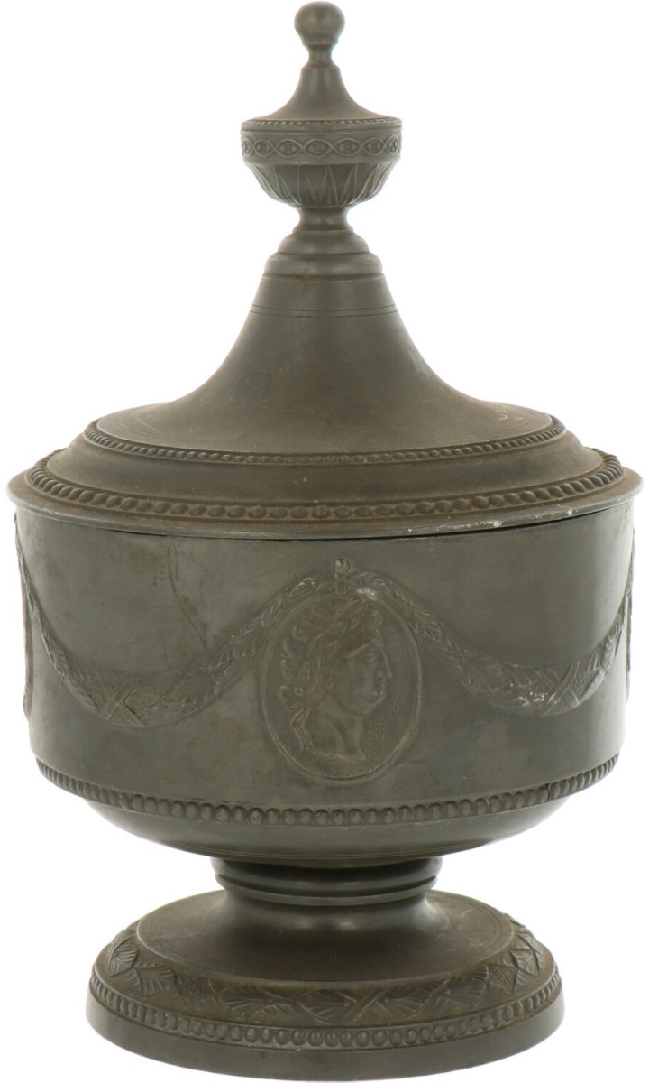 Een ronde tinnen Louis XVI-stijl tabaksdoos, Hollands, 19e eeuw.