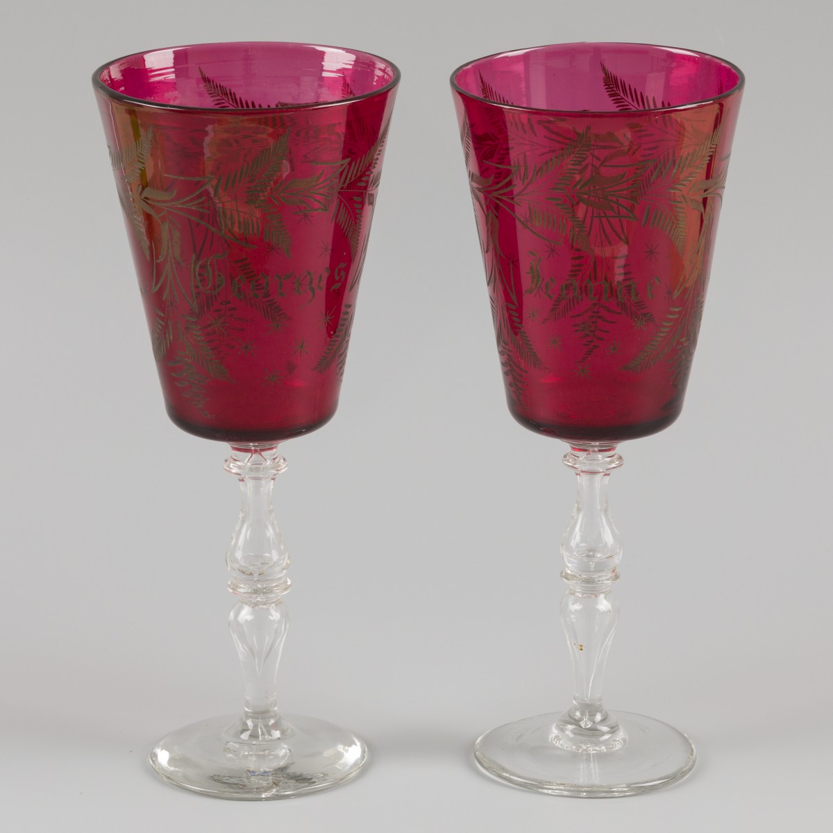 Een (2) delige set huwelijksglazen van geslepen rood glas, België, ca. 1900.