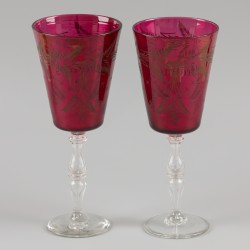 Een (2) delige set huwelijksglazen van geslepen rood glas, België, ca. 1900.