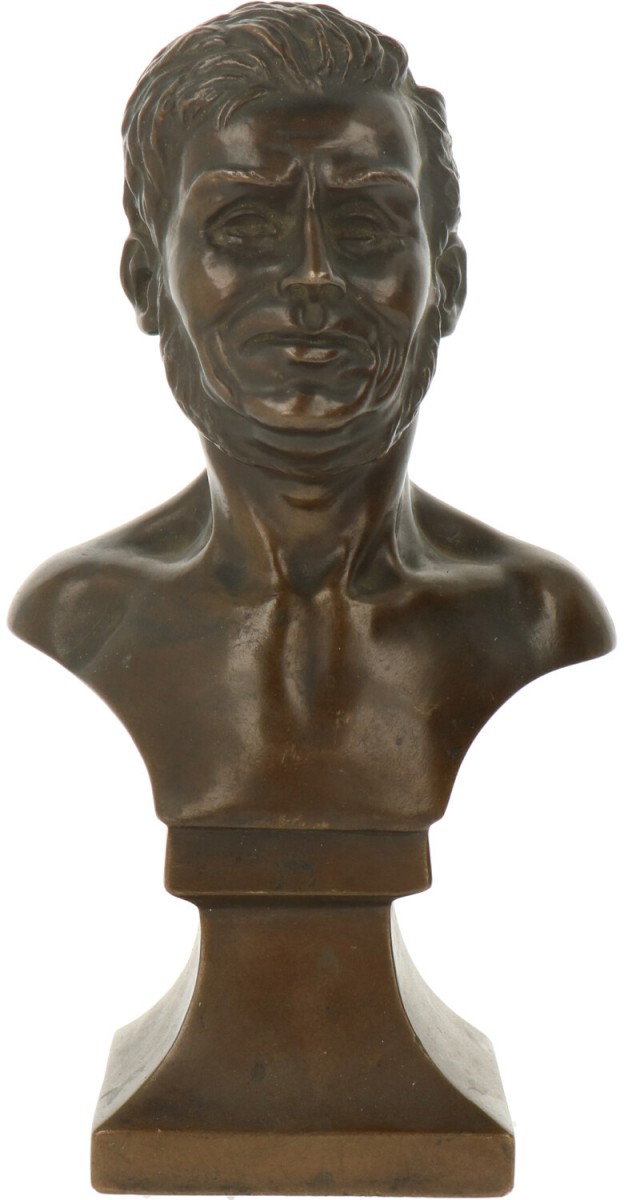 Een bronzen sculptuur, buste van een man, 20e eeuw.