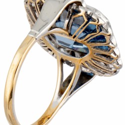 14 kt. Bicolor gouden cocktail ring bezet met roos geslepen diamant en een synthetische spinel.