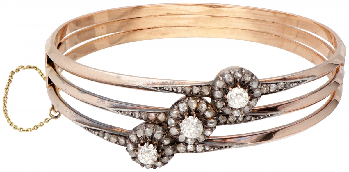 14 kt. Roségouden antieke bangle armband bezet met ca. 0.91 ct. diamant.