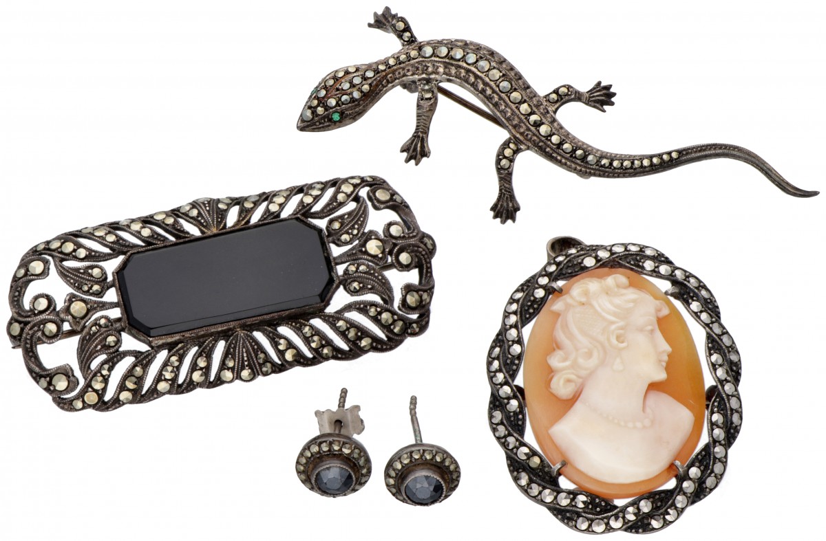 Lot van 4 zilveren vintage sieraden.