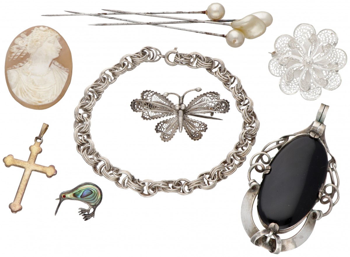 Lot van diverse zilveren sieraden en een camee.