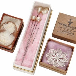 Lot van diverse zilveren sieraden en een camee.
