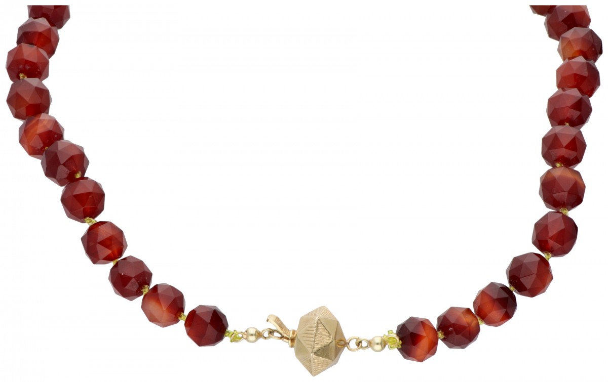 Vintage collier van carneool met een 14 kt. geelgouden sluiting.