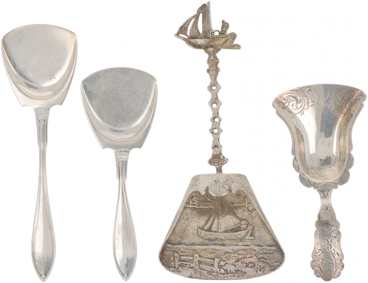 (4) delig lot suiker- & theeschepjes zilver.