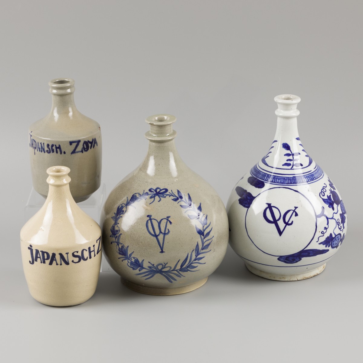 Een lot diverse flessen en vazen, model naar ouder voorbeeld, 20e eeuw.