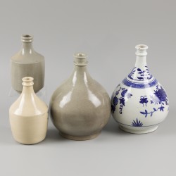 Een lot diverse flessen en vazen, model naar ouder voorbeeld, 20e eeuw.