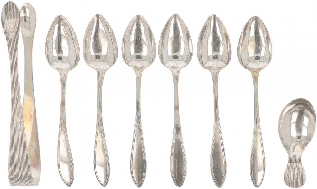 (8) delige set koffielepels, theeduim en suikerklonttang zilver.