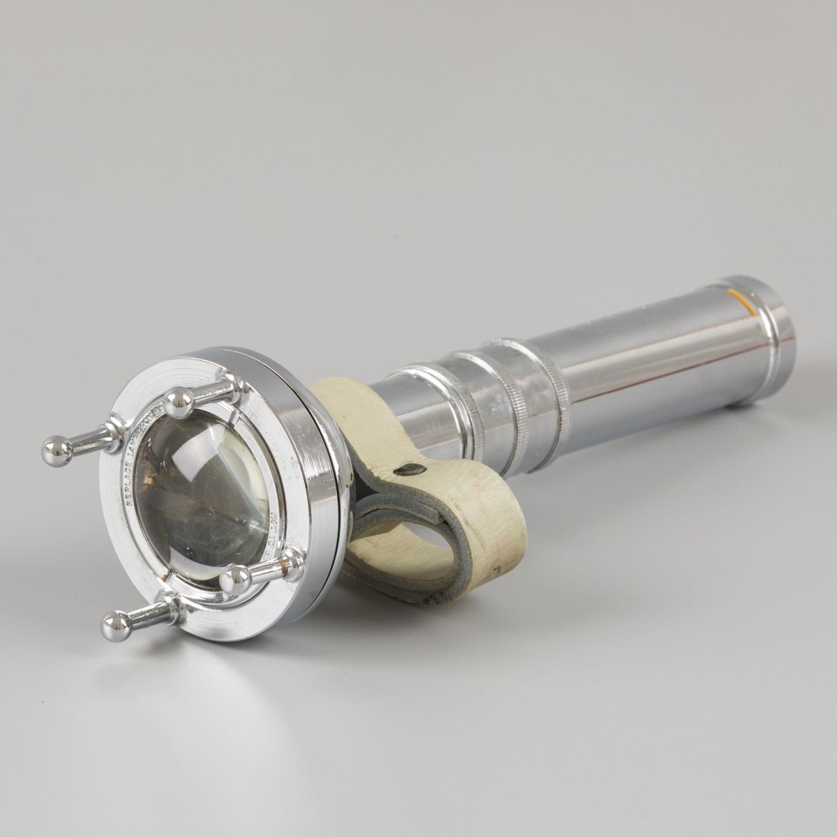 Een grote Siebe Gorman & Co. duikers zaklamp, eerste helft 20e eeuw.