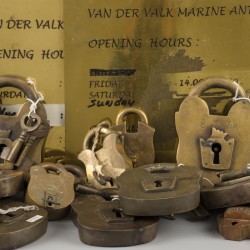 Een lot bestaande uit diverse messing hangsloten, 20e eeuw.