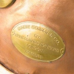 Een replica messing 12 bout Siebe Gorman & Co. duikhelm, London, Verenigd Koninkrijk, 20e eeuw.