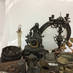 Een groot lot bevattende o.a. een melkemmer, een kandelaar, divers koper en tin werk, een paar gegoten boekensteunen in de vorm van bizons.