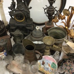 Een groot lot bevattende o.a. een melkemmer, een kandelaar, divers koper en tin werk, een paar gegoten boekensteunen in de vorm van bizons.