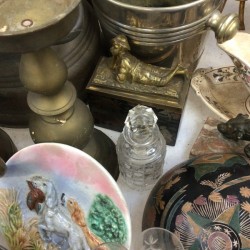 Een groot lot bevattende o.a. een melkemmer, een kandelaar, divers koper en tin werk, een paar gegoten boekensteunen in de vorm van bizons.