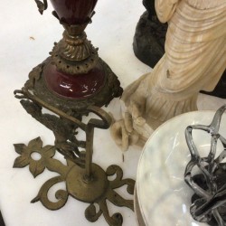 Een groot lot bevattende o.a. een albasten beeld van Athena (beschadigd), een blauw glazen vaasje, een bureau-ornament met bronzen hond, een inktstel en imari.
