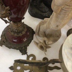 Een groot lot bevattende o.a. een albasten beeld van Athena (beschadigd), een blauw glazen vaasje, een bureau-ornament met bronzen hond, een inktstel en imari.