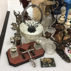 Een groot lot bevattende o.a. een albasten beeld van Athena (beschadigd), een blauw glazen vaasje, een bureau-ornament met bronzen hond, een inktstel en imari.