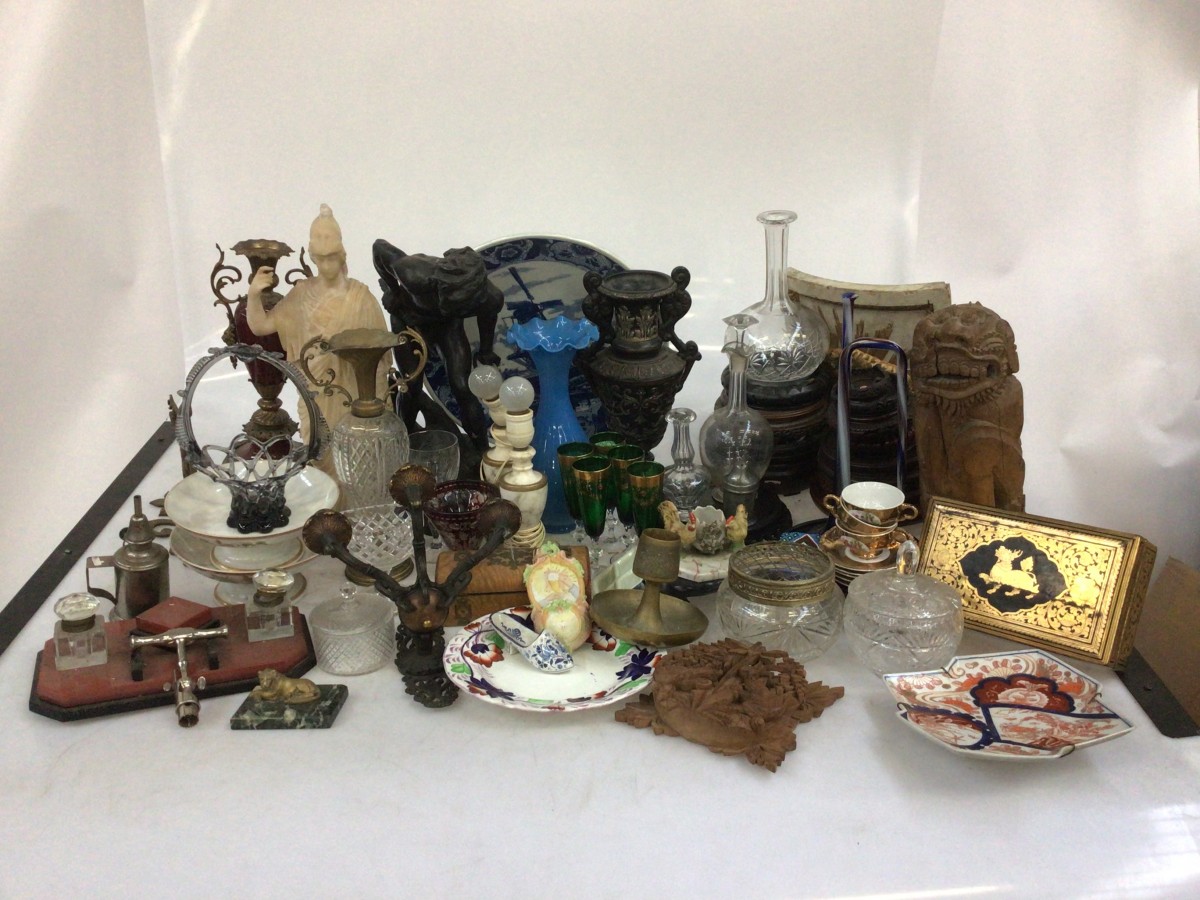 Een groot lot bevattende o.a. een albasten beeld van Athena (beschadigd), een blauw glazen vaasje, een bureau-ornament met bronzen hond, een inktstel en imari.