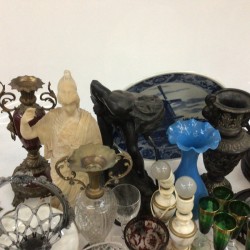 Een groot lot bevattende o.a. een albasten beeld van Athena (beschadigd), een blauw glazen vaasje, een bureau-ornament met bronzen hond, een inktstel en imari.