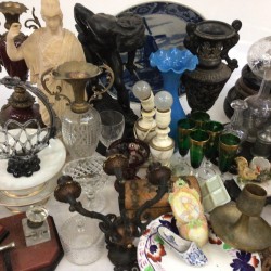 Een groot lot bevattende o.a. een albasten beeld van Athena (beschadigd), een blauw glazen vaasje, een bureau-ornament met bronzen hond, een inktstel en imari.