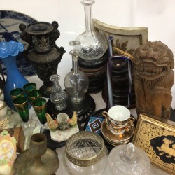 Een groot lot bevattende o.a. een albasten beeld van Athena (beschadigd), een blauw glazen vaasje, een bureau-ornament met bronzen hond, een inktstel en imari.