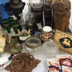 Een groot lot bevattende o.a. een albasten beeld van Athena (beschadigd), een blauw glazen vaasje, een bureau-ornament met bronzen hond, een inktstel en imari.