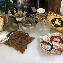 Een groot lot bevattende o.a. een albasten beeld van Athena (beschadigd), een blauw glazen vaasje, een bureau-ornament met bronzen hond, een inktstel en imari.