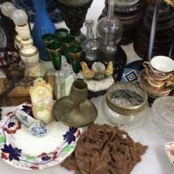 Een groot lot bevattende o.a. een albasten beeld van Athena (beschadigd), een blauw glazen vaasje, een bureau-ornament met bronzen hond, een inktstel en imari.
