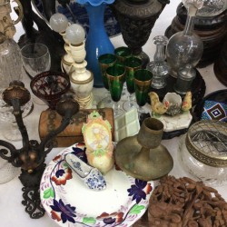 Een groot lot bevattende o.a. een albasten beeld van Athena (beschadigd), een blauw glazen vaasje, een bureau-ornament met bronzen hond, een inktstel en imari.