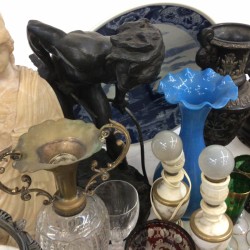 Een groot lot bevattende o.a. een albasten beeld van Athena (beschadigd), een blauw glazen vaasje, een bureau-ornament met bronzen hond, een inktstel en imari.