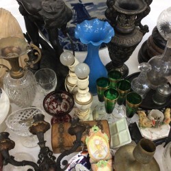 Een groot lot bevattende o.a. een albasten beeld van Athena (beschadigd), een blauw glazen vaasje, een bureau-ornament met bronzen hond, een inktstel en imari.