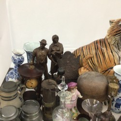 Een groot lot bestaande uit geglazuurde tijger (met schade), kalebasvazen, etsen, tin- en steenwerk.