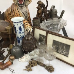 Een groot lot bestaande uit geglazuurde tijger (met schade), kalebasvazen, etsen, tin- en steenwerk.