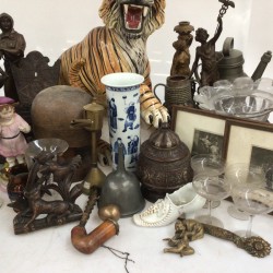 Een groot lot bestaande uit geglazuurde tijger (met schade), kalebasvazen, etsen, tin- en steenwerk.