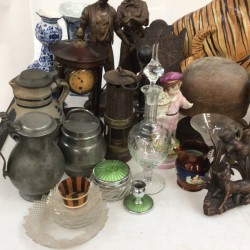 Een groot lot bestaande uit geglazuurde tijger (met schade), kalebasvazen, etsen, tin- en steenwerk.