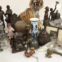 Een groot lot bestaande uit geglazuurde tijger (met schade), kalebasvazen, etsen, tin- en steenwerk.