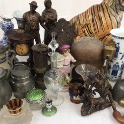 Een groot lot bestaande uit geglazuurde tijger (met schade), kalebasvazen, etsen, tin- en steenwerk.