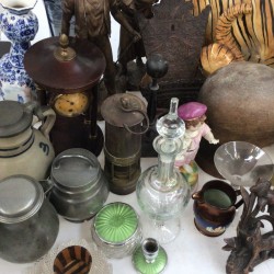 Een groot lot bestaande uit geglazuurde tijger (met schade), kalebasvazen, etsen, tin- en steenwerk.