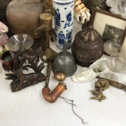 Een groot lot bestaande uit geglazuurde tijger (met schade), kalebasvazen, etsen, tin- en steenwerk.