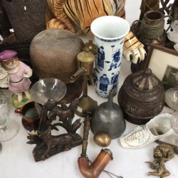 Een groot lot bestaande uit geglazuurde tijger (met schade), kalebasvazen, etsen, tin- en steenwerk.
